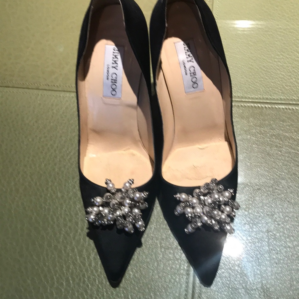 Satin pumps with crystals and pearls